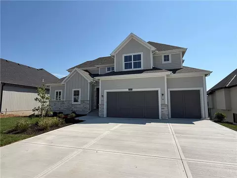 18501 Pawnee Ln, Overland Park, KS 66085