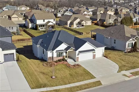 1121 SW Brookside Ct, Lees Summit, MO 64064