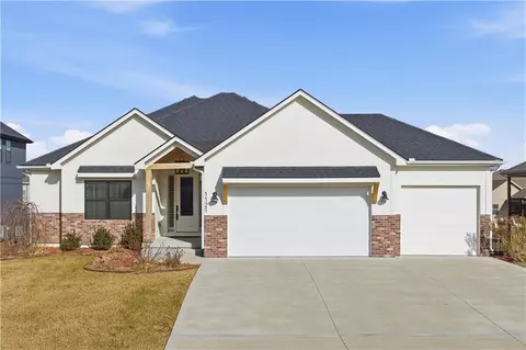 1121 SW Brookside Ct, Lees Summit, MO 64064