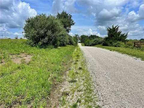 E 220th Lane, Bethany, MO 64424