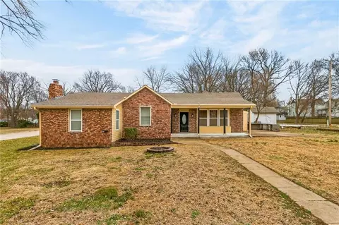 309 W Piankishaw St, Paola, KS 66071