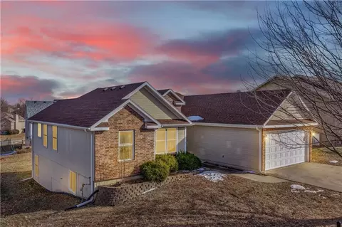 1219 S Countryview Ln, Warrensburg, MO 64093