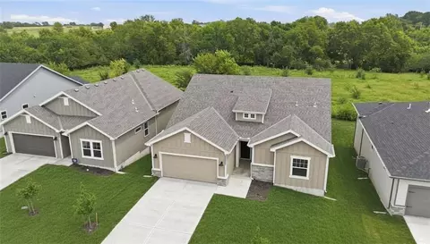 20677 Skyview Ln, Spring Hill, KS 66083