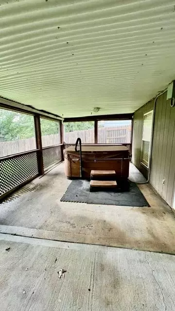 Exterior - 728 S Kisner Dr, Independence, MO 64056 photo 8 of 8