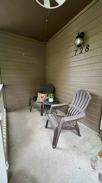 Exterior - 728 S Kisner Dr, Independence, MO 64056 photo 3 of 8