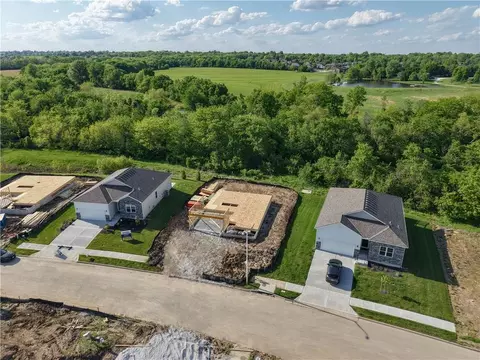 2112 Creek View Ln, Raymore, MO 64083