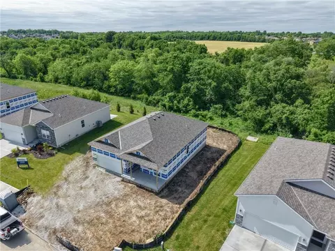 2112 Creek View Ln, Raymore, MO 64083