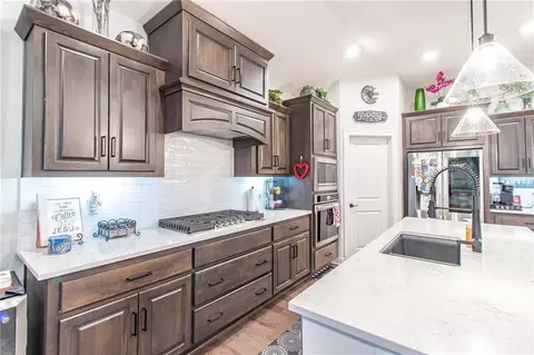 Kitchen - 520 SE David Rd, Lees Summit, MO 64082 photo 3 of 7