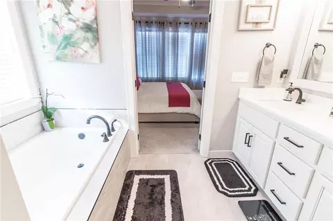 Bath - 520 SE David Rd, Lees Summit, MO 64082 photo 1 of 3