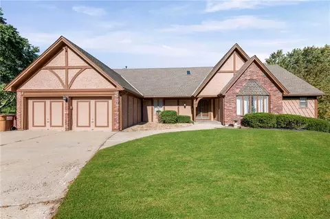 413 NE Greenway Dr, Blue Springs, MO 64014