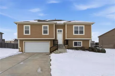 26130 W 141st Ct, Olathe, KS 66061