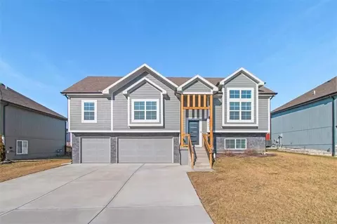 904 NW Lindenwood Dr, Grain Valley, MO 64029