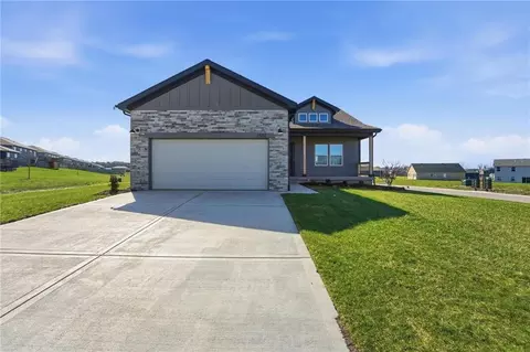 1501 SW 9th St, Oak Grove, MO 64075