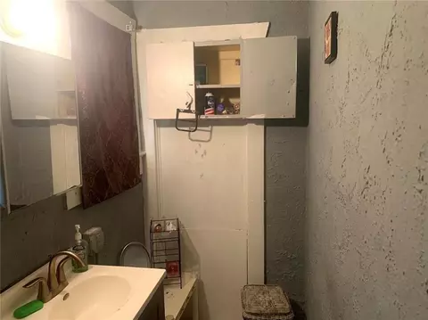 Bath - 10906 E Truman Rd, Independence, MO 64052 photo 4 of 12