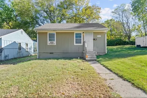 7015 College Ave, Kansas City, MO 64132