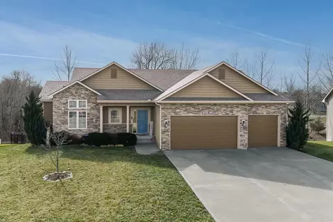 640 Shady Bend Dr, Tonganoxie, KS 66086