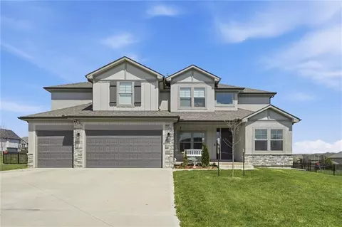1116 Hummingbird Ct, Greenwood, MO 64034