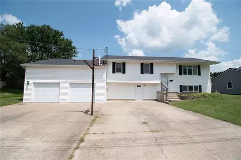 6 W 15th St, Carrollton, MO 64633