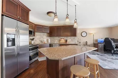 310 W 49th St #201, Kansas City, MO 64112