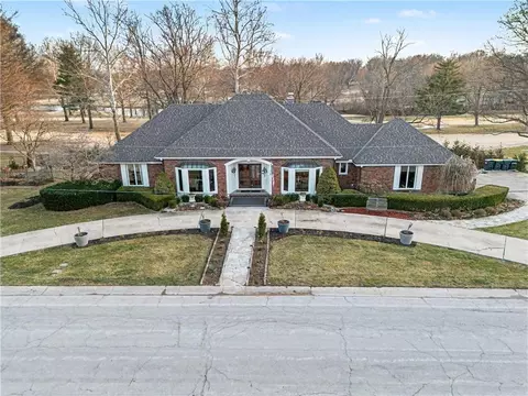 204 NW Golfview Dr, Blue Springs, MO 64014