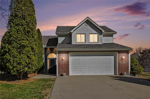 421 Fletcher Dr, Smithville, MO 64089