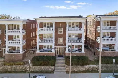 311 E 43rd St #3W, Kansas City, MO 64111