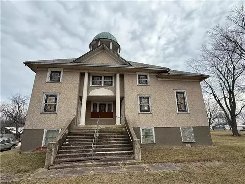601 6th St, Blythedale, MO 64426