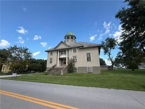 601 6th St, Blythedale, MO 64426
