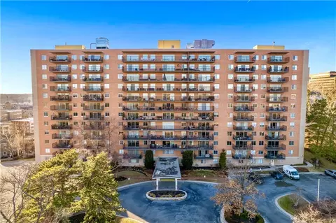 4550 Warwick Blvd #203, Kansas City, MO 64111