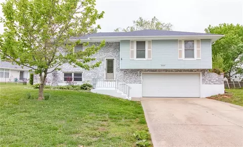1208 Cambridge Dr, Warrensburg, MO 64093