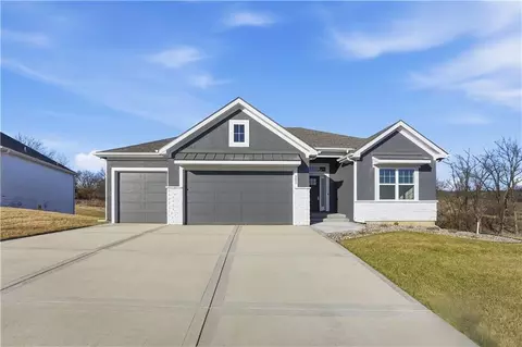 502 7th St, Smithville, MO 64089