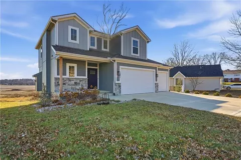 407 Sixth St, Smithville, MO 64089
