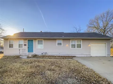 11426 Applewood Dr, Kansas City, MO 64134