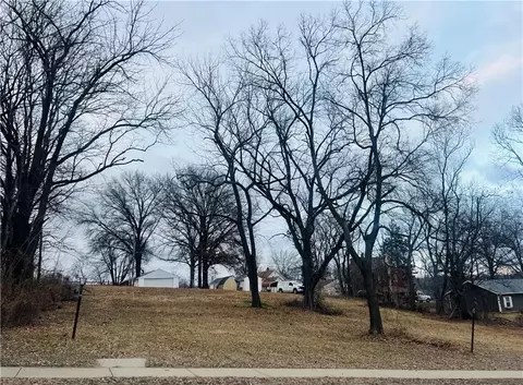 1029 Atchison St, Atchison, KS 66002
