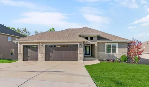 9831 Promenade Dr, Parkville, MO 64152
