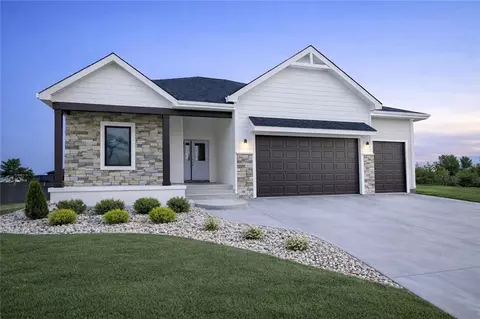2716 Stone Creek Ave, Tonganoxie, KS 66086