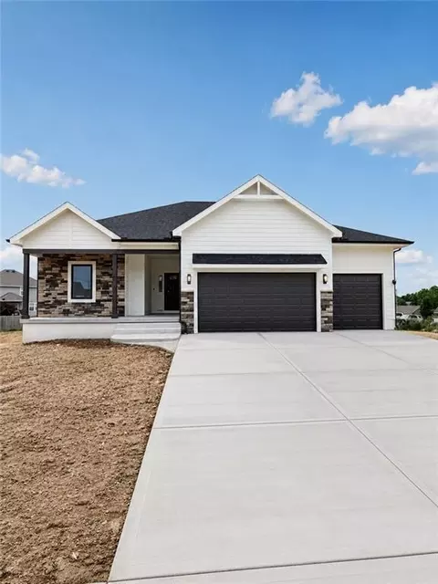 2716 Stone Creek Ave, Tonganoxie, KS 66086