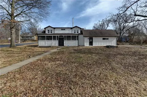 4859 NW Waukomis Dr, Northmoor, MO 64151