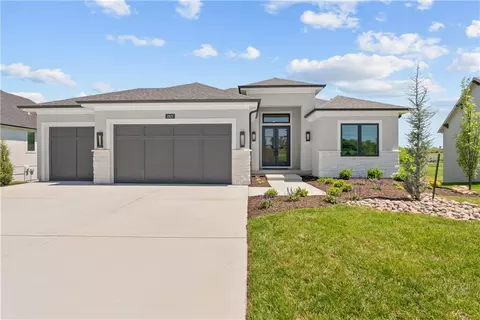 2825 SW Heartland Rd, Lees Summit, MO 64082