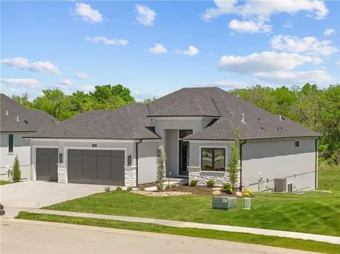 2825 SW Heartland Rd, Lees Summit, MO 64082