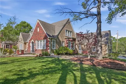 1303 Pembroke Ln, Topeka, KS 66604