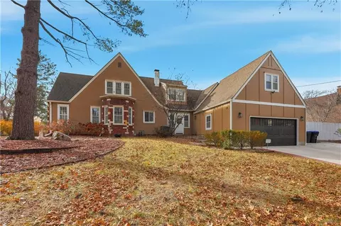 1303 Pembroke Ln, Topeka, KS 66604