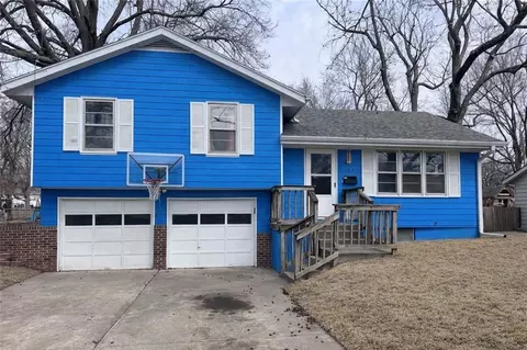 502 NE Ash St, Lees Summit, MO 64063