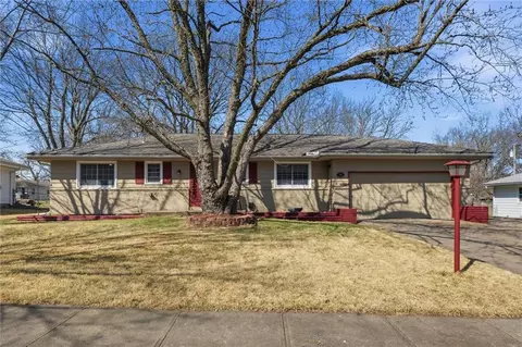 713 S Sunset Dr, Olathe, KS 66061