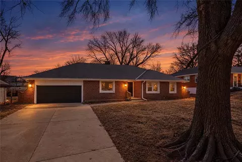 10437 Grand Ave, Kansas City, MO 64114