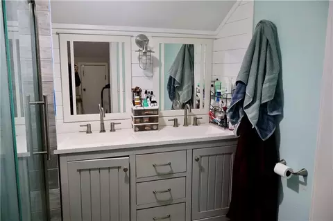 Bath - 962 NW 445 Rd, Centerview, MO 64019 photo 2 of 3