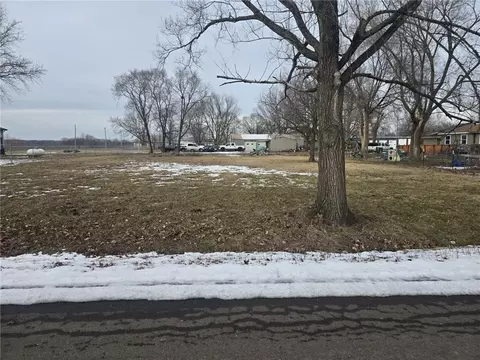 725 Pearl St, East Lynne, MO 64743