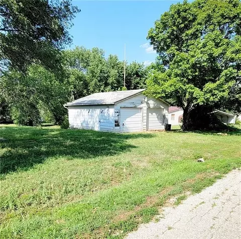 213 S Pine St, Colony, KS 66015
