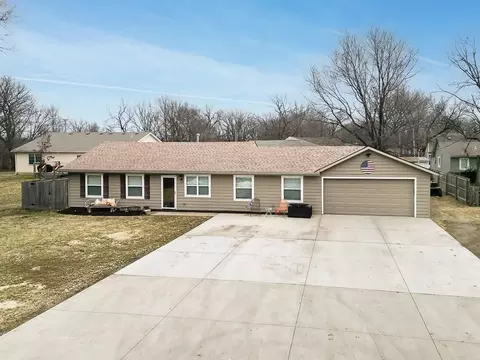 117 Brice St, Tonganoxie, KS 66086