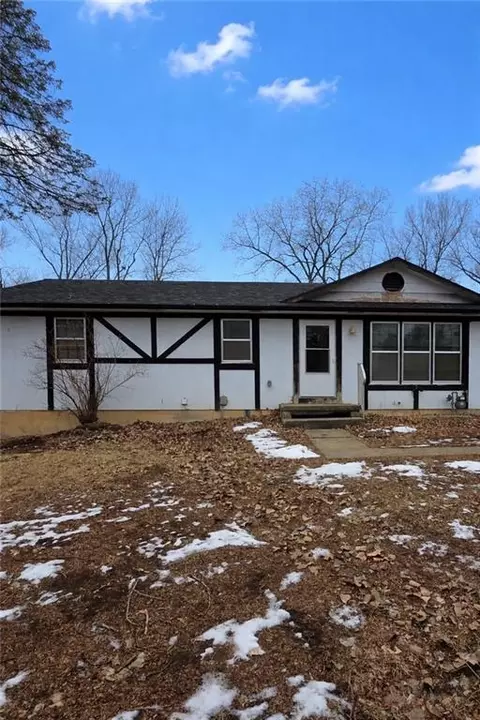 904 S 5th St, Savannah, MO 64485